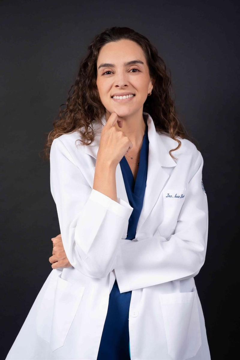 Dra. Ana Rivera García Granados en consulta médica